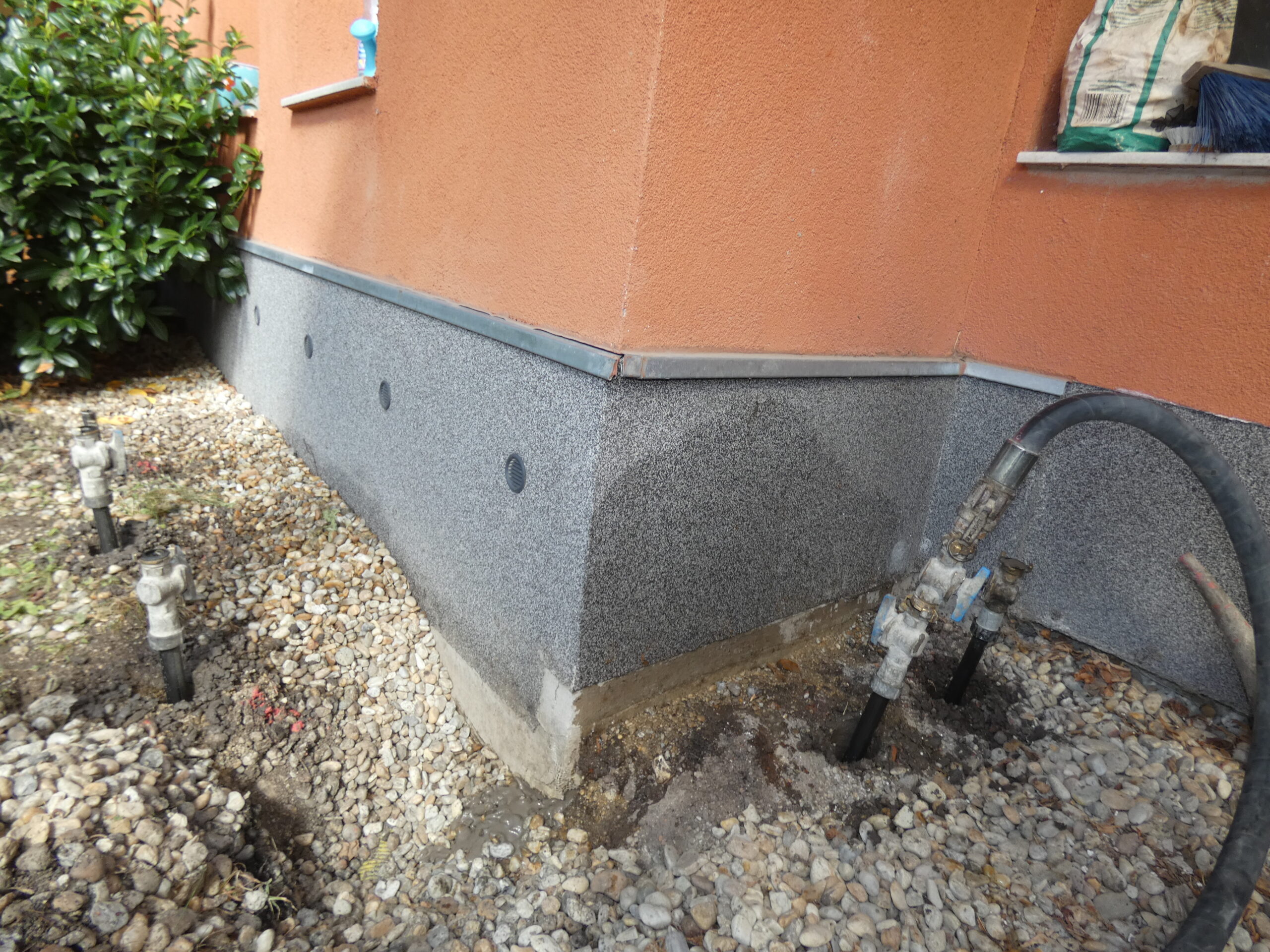 Spevnenie základu domu injektážou – proces vŕtania a vstrekovania materiálu pri základe rodinného domu