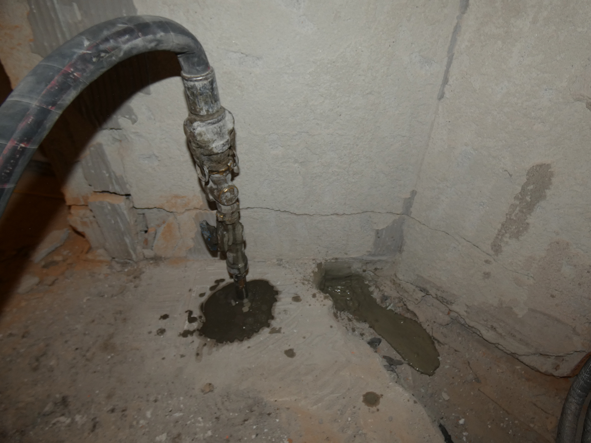 Spevnenie pivnice injektážou – vývrty a vstrekovanie materiálu pozdĺž základu starej budovy