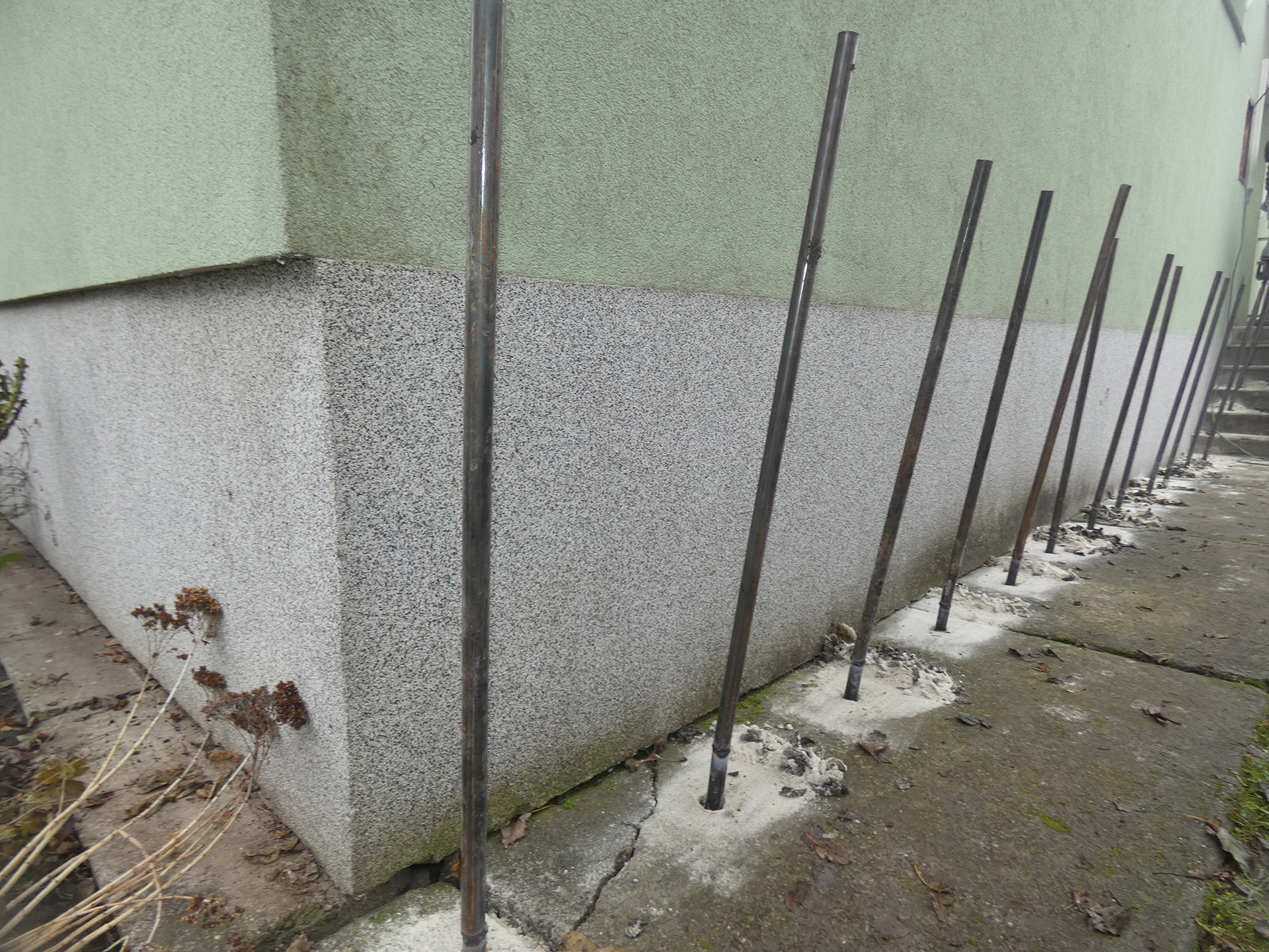Stabilizácia budovy injektážou – vývrty a vstrekovanie materiálu pod základom rodinného domu